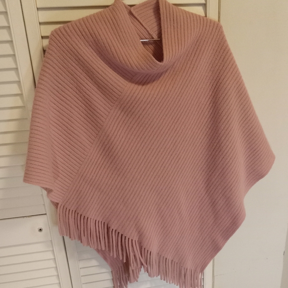 Poncho - Picture 3 of 6